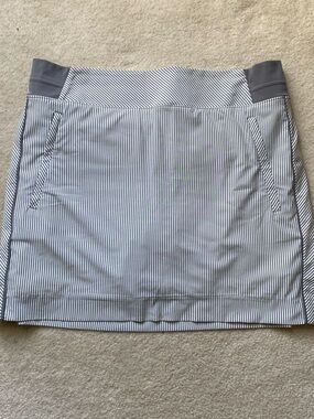Athleta Brooklyn Textured 16" Skort White Gray Stripe Zip Pockets Size 12